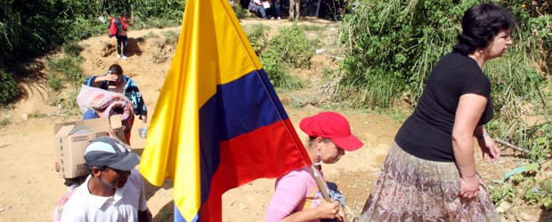 Retorno en Colombia sería el más complejo del mundo | Archivo | En el estudio realizado por el abogado inglés David Cantor sobre el retorno, encontró que en varias zonas del país en donde aún no hay garantías de seguridad para el retorno de los desplazados, esta población regresa de manera prudente y silenciosa a pesar del riesgo que significa para sus vidas.