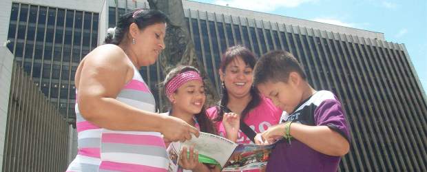 En 256 caramelos se podrá recorrer la Medellín de hoy | Paola A. Cardona Tobón | Eumelia, Miriam, Kevin y Yerly, de la familia Torres, conocieron ayer el álbum Medellín es un caramelo y resaltaron que es una forma interesante y divertida de conocer la ciudad. Esta es una iniciativa de entidades oficiales y privadas.