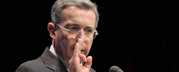 Ante las críticas del expresidente César Gaviria dirigidas a gobiernos anteriores al actual, el expresidente Álvaro Uribe Vélez salió en defensa de su administración y lanzó duras críticas al de Gaviria. | Ante las críticas del expresidente César Gaviria dirigidas a gobiernos anteriores al actual, el expresidente Álvaro Uribe Vélez salió en defensa de su administración y lanzó duras críticas al de Gaviria.