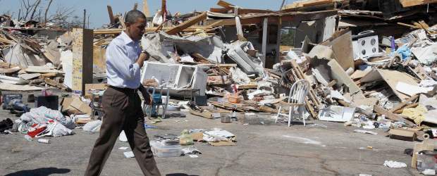 Obama visitó la zona devastada por los tornados que causaron 300 muertos | Reuters | Obama aseguró que va a hacer todo lo que pueda por facilitar la reconstrucción.