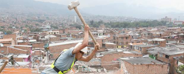 Se frenó desalojo en Moravia, pero el proceso continúa | Julio César Herrera | Contiguo al inmueble donde se realizó el procedimiento de ayer, avanza la demolición de las viviendas que ya fueron adquiridas por el Isvimed, con el propósito de dar impulso al Plan Parcial de Moravia.
