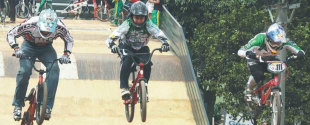 Estrellas que dan luces en la pista de Medellín | Donaldo Zuluaga Velilla | Un dueto de lujo en pleno entrenamiento: Andrés Jiménez (izquierda) y Sergio Ignacio Salazar. Ellos competirán en la élite, entre el sábado y domingo.