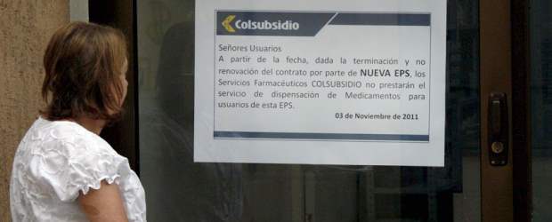 Comfenalco entrega drogas de Nueva EPS | Jaime Pérez | Afiliada a Nueva EPS, afuera de farmacia de Colsubsidio, en Envigado.