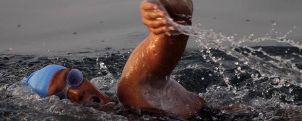 Diana Nyad no pudo lograr su sueño de nadar entre Cuba y E.U. | AP | La trevisía de Diana Nyad fue afectada por los vientos en su travesía.