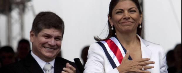 Laura Chinchilla asumió como presidenta de Costa Rica | AP | La mandataria recibió la banda presidencial, entregada por el presidente de la Asalmblea Legislativa Luis Gerardo Villanueva, en una larga ceremonia.