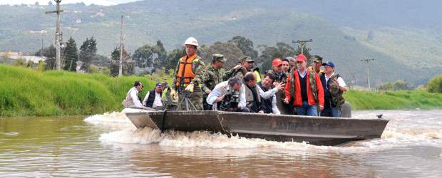 Siguen las emergencias por invierno en el país | Cortesía Presidencia | El presidente Juan Manuel Santos visitó este lunes el municipio de Chía, uno de los más afectados en Cundinamarca. Reiteró que los efectos de La Niña se sentirán hasta los primeros meses del próximo año.