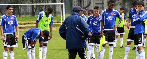 La Sub-17 cerró su ciclo de preparación para el Suramericano | Colprensa | Ramiro Viáfara da instrucciones a los jugadores de la selección Colombia Sub-17.