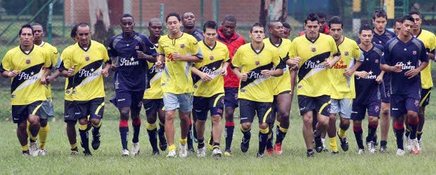 Con pocas novedades el rojo inició la pretemporada | Manuel Saldarriaga | Un gran ambiente rodeó este martes la primera práctica del año del Independiente Medellín en Pilsen.