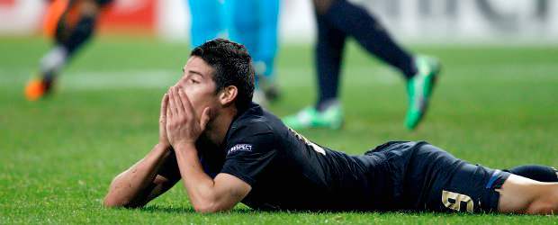 La prensa portuguesa dice que el Porto echa de menos a Falcao | Reuters | El colombiano James Rodríguez se lamenta tras la eliminación del Porto de la Liga de Campeones.