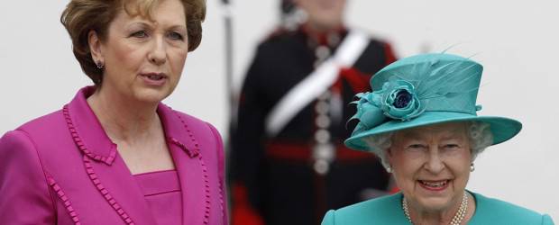 Reina Isabel II inicia visita histórica a Dublín | Reuters | La presidenta de Dublín Mary McAleese dio la bienvenida a la reina Isabel.