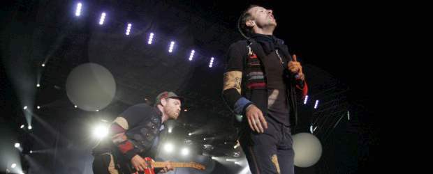 Ni el caos vehicular enfrió el concierto de la banda Coldplay | John Vizcaino, Reuters-Bogotá | El guitarrista Jonny Buckland y el cantante Chris Martin de Coldplay se gozaron el show en Bogotá, que tuvo lugar anoche en el parque Simón Bolívar.