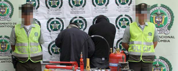 Por un hueco en la pared, dos ladrones pretendían robar banco en Guarne | Cortesía | Los ladrones se valieron de diferentes herramientas para romper las paredes.