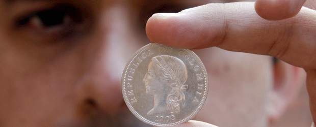 Una moneda de 1902 es la reina | Edwin Bustamante | El médico Andrés Yepes observa la moneda de plata, de 50 centavos, que fue la ganadora. Se discute si la acuñaron en Inglaterra o en Filadelfia (E.U.) como lo asegura el doctor Jorge Emilio Restrepo, en su catálogo.