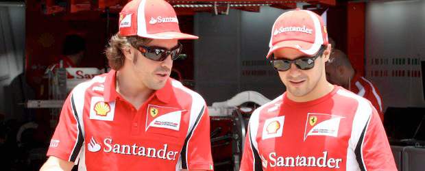 Massa anunció que se dejará sobrepasar por Alonso si Ferrari se lo pide | Reuters | Fernando Alonso y Felipe Massa intercambian conceptos en el circuito de Interlagos.