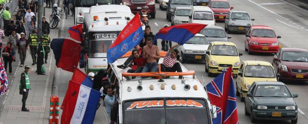 Mancha roja invadió El Campín | Juan Antonio Sánchez, enviado especial, Bogotá | Una caravana de 86 buses llegó a Bogotá con hinchas del Medellín para ver el partido de Copa Santander Libertadores frente al Corinthians de Brasil. En la capital de la montaña se vendieron 5.400 boletas.