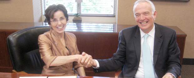 EPM, con aliado para avanzar en nanotecnología | Cortesía | France Córdova, Presidenta Rectora de la Universidad de Purdue (Estados Unidos) al firmar el acuerdo ayer con el gerente de EPM, Federico Restrepo P.