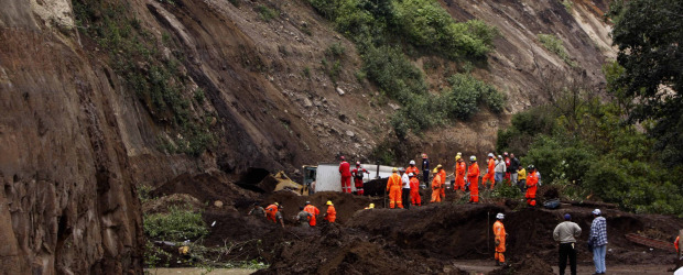 AP | Trabajadores de rescate buscan sobrevivientes en un área de deslizamiento de tierra en Nahuala, al oeste de Guatemala, este domingo 5 de septiembre de 2010.