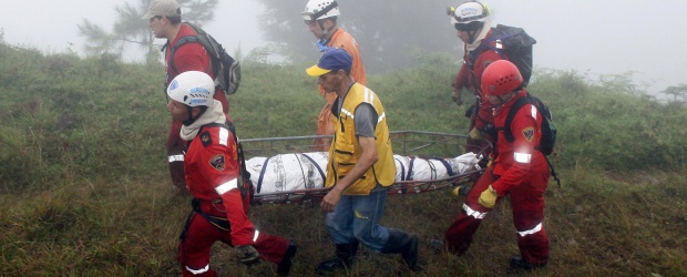 Socorristas trasladan el cuerpo del joven Cristian Caro. | Manuel Saldarriaga | A pesar de la neblina, de la lluvia y de las condiciones adversas del terreno, los socorristas llegaron a donde se encontraba el joven y luego de una caminata de una hora, lograron conducirlo hasta el puesto de control del cuerpo de bomberos de Envigado donde el carro de la Sijín lo llevaría a Medicina Legal.