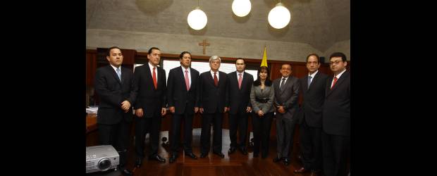 Los contras al fallo de la Corte | Archivo | En cuanto a vicios de forma, la Corte Constitucional votó 7 en contra y 2 a favor de la de la Ley 1354 (que convocaba a referendo). Pero en lo que se refiere a vicios de fondo, el más importante de la decisión del Alto Tribunal, la votación quedó 5 en contra 4 también en contra. En la imagen, los nueve magistrados de la Corte Constitucional.