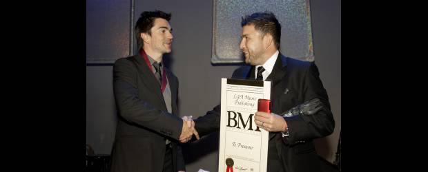 Juanes sigue cosechando premios | Reuters | Al recibir el Premio Presidente, Juanes se unió a una selecta lista que incluye a Emilio y Gloria Estefan, Willie Nelson y Brian Wilson, entre otros.