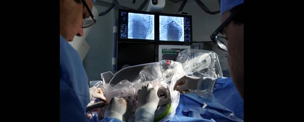 Fotos: Henry Agudelo | Las intervenciones con el brazo robótico se realizaron en los quirófanos de Corbic en menos de una hora. Incluso una de ellas tardó solo 20 minutos y no se requirió de anestesia. El uso del brazo robótico por primera vez en humanos se logró con el aval del Invima y la FDA, entidad ésta que supervisa las distintas fases de investigación del robot antes de que se inicie su comercialización.