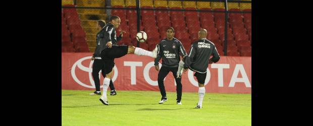 Bogotá es el escampadero | Juan Antonio Sánchez, Bogotá | Corinthians hizo reconocimiento de El Campín, con Ronaldo y Roberto Carlos, quien fue el único que habló. Dijo que no le importa la altura.
