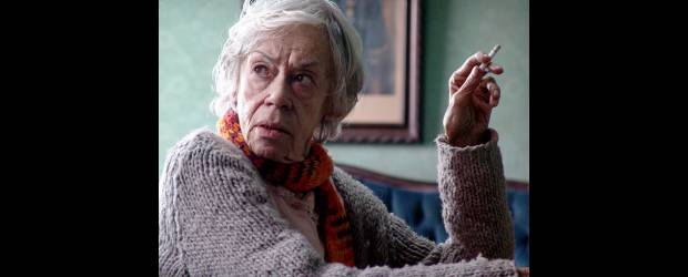 Adiós y gracias, Teresa | Cortesía | A Teresa Gutiérrez no le podían faltar ni el tinto ni el cigarrillo. Uno de sus papeles más recientes en cine (en la foto) fue en la película Satanás (2007), de Andrés Baiz, donde interpretó a la madre del protagonista. También actuó en Dios los junta y ellos se separan (2005) y en Muertos del susto (2008).