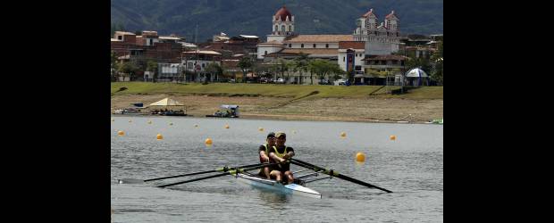 En el paraíso turístico, a remar se dijo | Jaime Pérez-guatapé | Con 160 voluntarios, divididos en las diferentes seis comisiones, Guatapé está preparado para darle inicio hoy, a nivel competitivo, a los Juegos Suramericanos. El deporte encargado de abrir en esta subsede del Oriente antioqueño, es el remo. Más adelante lo harán triatlón, aguas abiertas, canotaje y vela.