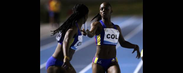 Las victorias llegaron a la carrera | Hernán Vanegas | Colombia tuvo un excelente cierre en el atletismo de los Juegos Suramericanos, con cuatro oros ganados. Robin Mosquera (salto triple), Lucelly Murillo (jabalina), Mauricio González (5.000 metros) y la posta de 4x400 en damas, fueron las medallas. En la imagen, Janet Largacha y Alejandra Idrobo.