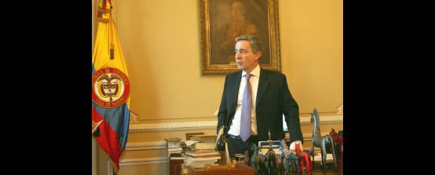 Presidente de Colombia, Álvaro Uribe Vélez | Herminso Ruiz, Colprensa-Bogotá | Faltan 134 días para que el presidente Álvaro Uribe termine su mandato. Sigue levantándose a las 4 a.m. y recibiendo muy temprano los reportes de seguridad de las grandes ciudades. No quiere que nada se quede sin revisar.
