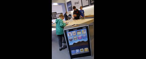 Al iPad lo hackearon y ya está en You Tube | Reuters | En la foto, una tienda Mac en San Francisco, California.