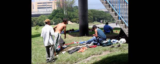 Por atravesarse indigentes causan choques | Archivo | Aunque la secretaría de Bienestar Social no está al tanto de esta problemática, no descarta que se presente, pues se trata de personas poco apegadas a la vida, que casi siempre están bajo el efecto de sustancias alucinógenas.