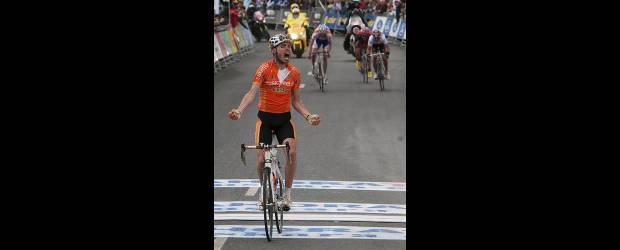 Urán le allanó la ruta a Valverde en País Vasco | Stringer, Reuters-Eibar, Pais Vasco | El campeón olímpico de ruta Samuel Sánchez cruza la meta en Eibar como ganador de la etapa reina. Atrás está el nuevo líder Alejandro Valverde.