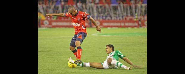 DIM gana, pero Leonel insiste en mejorar | Juan Fernando Cano | Lewis Ochoa, en la jugada ante Jairo Palomino en el clásico del jueves, podría ser de nuevo titular mañana con Medellín en la fecha 14 de la Liga Postobón. Los punteros del rentado adelantaron la recuperación ayer en Pilsen y esta tarde volarán a Bogotá.