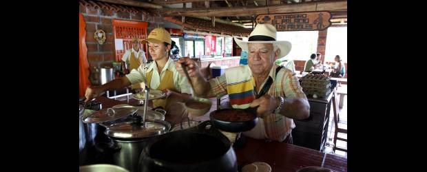 Los fríjoles en Antioquia tienen palacio y rey | Hernán Vanegas | ¿Cómo cogerles el sabor "preciso" a los fríjoles, el plato paisa por excelencia? Delia Guerra, esposa ya fallecida de don Heriberto, lo hizo hace 25 años y el negocio se hizo exitoso. Heriberto maneja el secreto en sus locales.