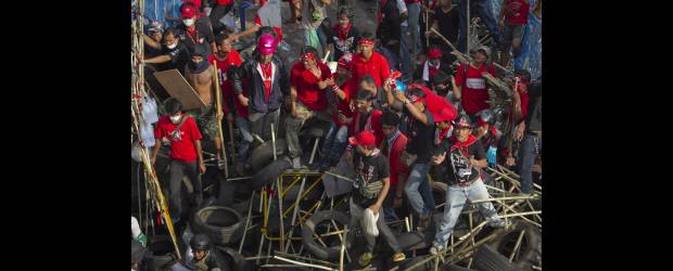 Tailandia se hunde en la violencia | Vivek Prakash, Reuters - Bangkok, Tailandia | Los "camisas rojas", un grupo de manifestantes opositores al gobierno, tienen en jaque a la cosmopolita Bangkok desde hace más de un mes.