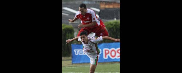 Rionegro se hizo sentir | Hernán Vanegas | En el segundo tiempo Rionegro, en su cancha sintética, supo descifrar el esquema defensivo de Academia y volcó el partido a su favor.