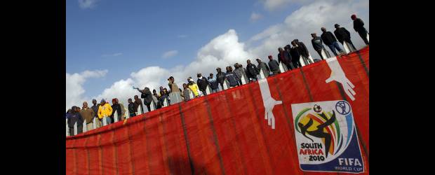 Sudáfrica y sus vuvuzelas, a un tris | Mike Hutchings, Reuters, Capetown-sudáfrica | Los sudafricanos hacen filas para contemplar el trofeo de la Copa Mundo. Además de las altas inversiones en los escenarios, el país renovó aeropuertos y carreteras, y generó nuevos servicios de transporte y humanización de zonas cercanas a los estadios.