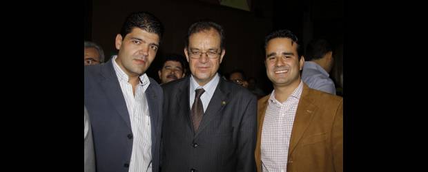 Elegidos a Cámara tienen credencial | David Sánchez | Entre los 17 representantes acreditados, aparecen Juan Diego Gómez y Augusto Posada, a ambos lados del magistrado Óscar Giraldo Jiménez.