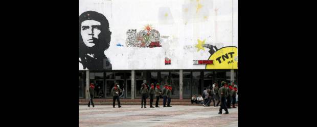 Rechazo a grupos armados en la Universidad Nacional | Colprensa, Bogotá | Esta es una de las imágenes captadas el pasado jueves en la universidad Nacional de Bogotá, donde se ve la formación de miembros del Eln.