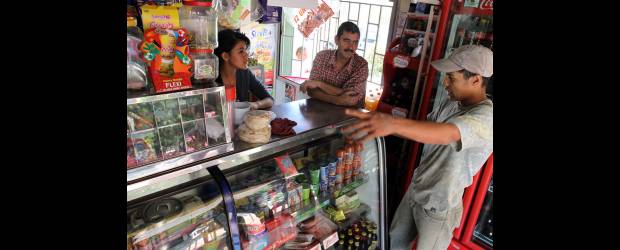 Las tiendas se niegan a morir | Julio César Herrera | Rodrigo Orrego Serna (fondo) lleva 20 años en el barrio Simón Bolívar. Su tienda, La Chinca, es una de las más visitadas por médicos, obreros y habitantes del sector que ven allí un espacio de bajos precios y de más comodidad.