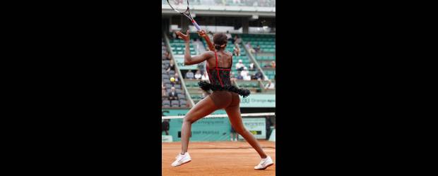 Esta Venus casi "desnuda" alborotó a París | Reuters | Cada movimiento de Venus Williams en la cancha levantaba su vestido tipo corsé. A lo lejos, mucho pensaron que usaba un panty tipo tanga brasilera.
