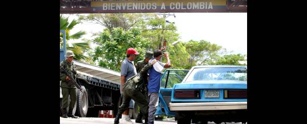 Civiles en Arauca, en riesgo por combates Farc-Eln | Archivo | Por los enfrentamientos, se han presentado asesinatos, desapariciones forzadas y torturas en algunas fincas de las veredas de Arauquita. El lunes, guerrilleros de las Farc amenazaron a los habitantes de la vereda La Arenosa, en Tame.