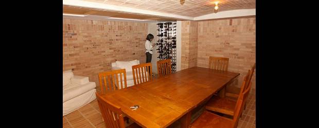 Cava en la casa, el juguete que todos queremos | Juan Fernando Cano | Otro espacio que da gusto conocer: subterráneo, fresco, con reserva de luz, más mesa para cenas y degustaciones. Está en el oriente.