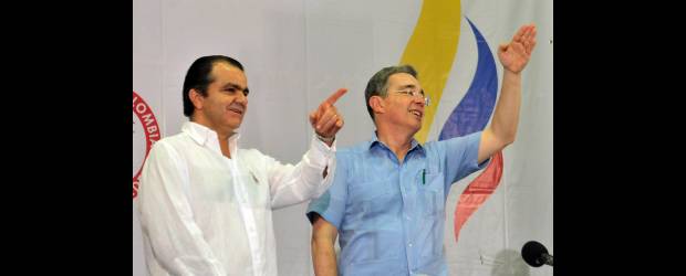 Economía creció 4,3% durante los 8 años de Uribe | Sp, Cartagena | El ministro de Hacienda, Oscar Iván Zuluaga Escobar, y el presidente Álvaro Uribe Vélez, durante el segundo día del balance de gestión del Gobierno en estos ocho años. Uribe Vélez agradeció al equipo económico por su labor.