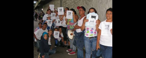 Sigue búsqueda del Niño Cristian | Rodrigo Martínez Arango | Con megáfono en mano, la familia del bebé recorrió ayer el norte y Centro de Medellín para buscar la información de la ciudadanía que permita devolverlo al hogar.