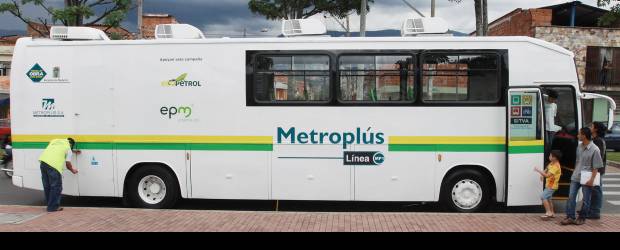 Vía libre a operadores | Róbinson Sáenz | La empresa Metroplús continúa recorriendo con tres aulas móviles las calles de los diferentes barrios de la zona de influencia de la troncal Medellín (Universidad de Medellín-Aranjuez) recreando lo que será el funcionamiento del sistema. Serán seis meses de pedagogía en colegios, parques y bibliotecas.