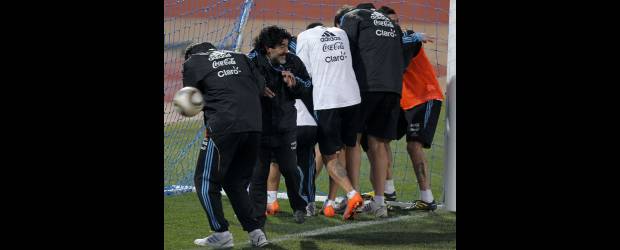 Mundial entre polémica y recreo | Enrique Marcarian, Reuters-Pretoria, Sudáfrica | El técnico Diego Armando Maradona continúa demostrando las excelentes relaciones con sus dirigidos. En Argentina todo es camaradería y hay tiempo para todo, hasta para las chanzas.