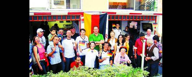 La colonia alemana madrugó a gozar la victoria ante Argentina | Cortesía | Con camisetas, banderines, sombreros y, por supuesto, la gastronomía de su país, los alemanes residentes en Medellín se encontraron en Franchyes para acompañar a la Selección de su país.