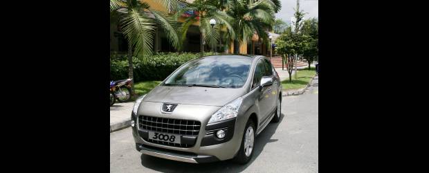 El León Peugeot monta en crossover | | Un diseño interior y exterior que sorprende y genera distintos comentarios. Su amplísima toma de aire y atrás, una muy bien rematada saga con un baúl que en tres niveles ofrece buena capacidad de carga.